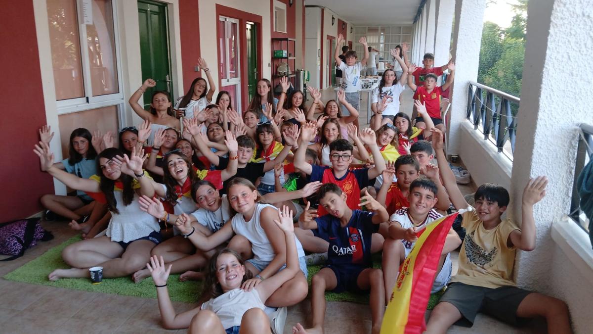 El Campamento Juvenil de Verano de Cheste reúne a 38 jóvenes en una semana de deporte, convivencia y desconexión digital en Los Alcázares