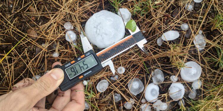 Violenta granizada en el interior de Valencia: piedras de más de 5 centímetros, coches dañados y destrozos en el campo