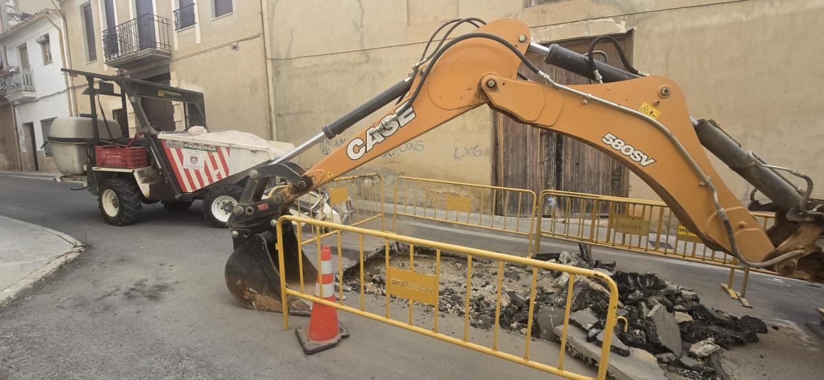 El Ayuntamiento de Cheste repara unas filtraciones de agua en la calle Pelayo que han provocado la apertura de un socavón en el pavimento