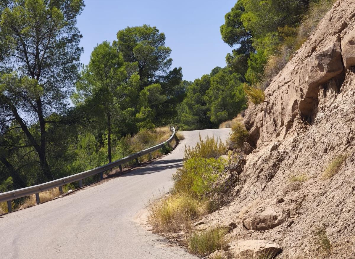 La Diputación destina 700.000 euros a mejorar el camino del Pansero que conecta Cortes de Pallás con las aldeas del norte y el Hospital de Requena