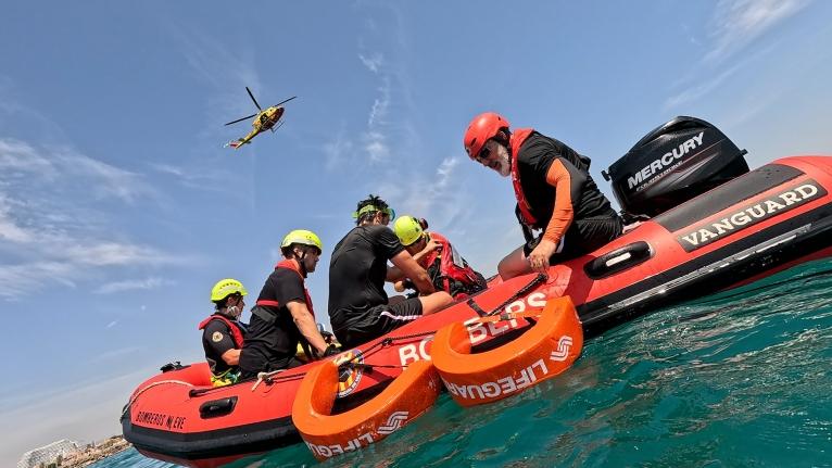 El Consorcio Provincial de Bomberos de Valencia refuerza la coordinación aire-mar con un ejercicio pionero de rescate acuático