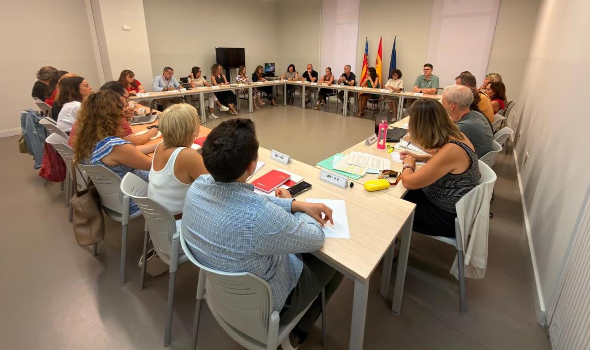 Generalitat y sindicatos acuerdan la implantación de la jornada laboral de 35 horas semanales en la Administración