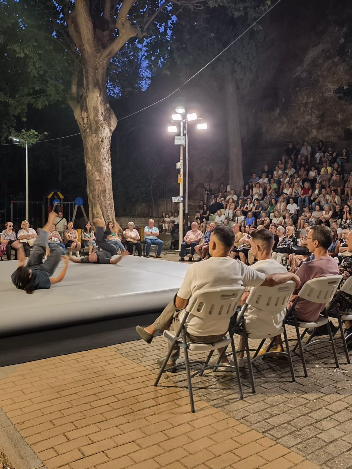 Éxito absoluto de asistencia el pasado viernes en el espectáculo de Maduixa Teatre en la puerta del Auditorio Municipal de San Luis