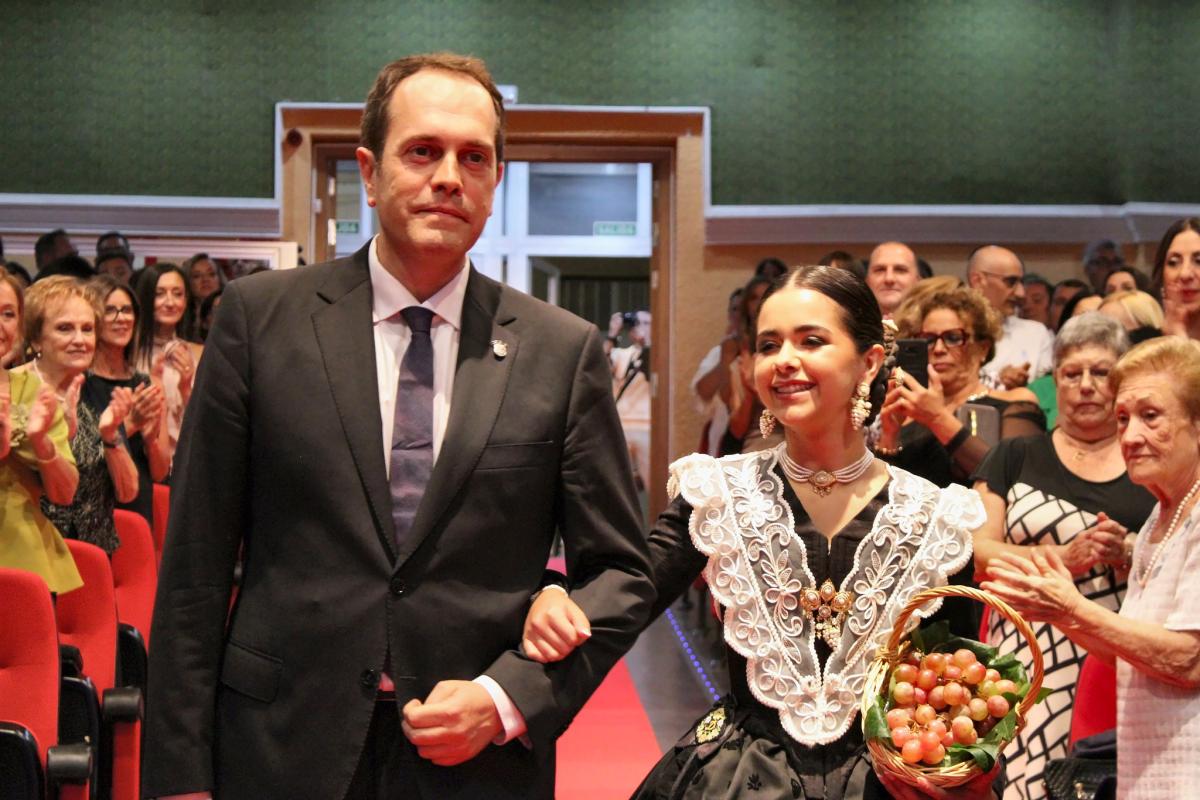 Desam Nadal Gresa, proclamada reina de la LIII Fiesta de la Vendimia de Cheste ante un Teatro Liceo lleno