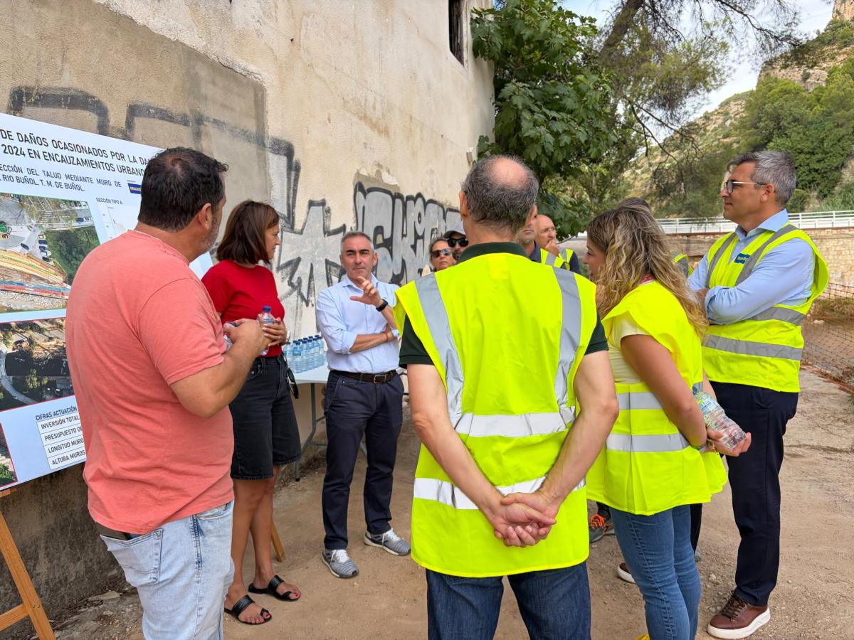 Visita institucional de las obras de reparación del Paseo Fluvial en Buñol