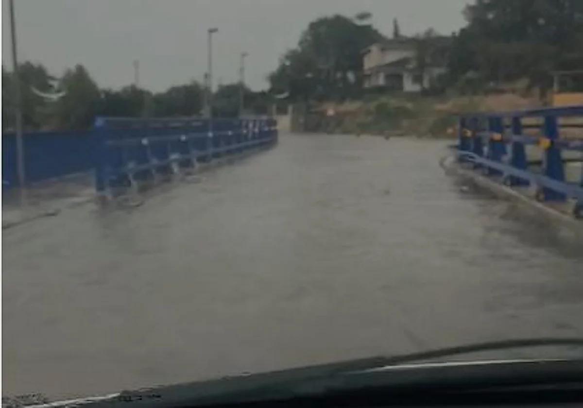 Chiva exige una revisión inmediata del Puente del Gallego tras quedar anegado por las lluvias