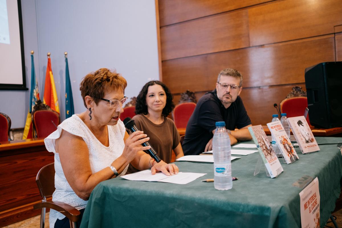 El Salón de Plenos del Ayuntamiento de Cheste acogió el pasado viernes una presentación de Me interesa el coche llena de público y de humor negro