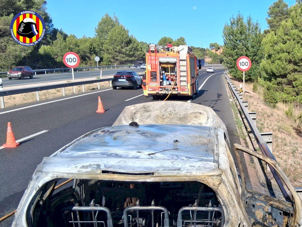El incendio de un coche en la A-3 provoca retención de hasta 4 kilómetros