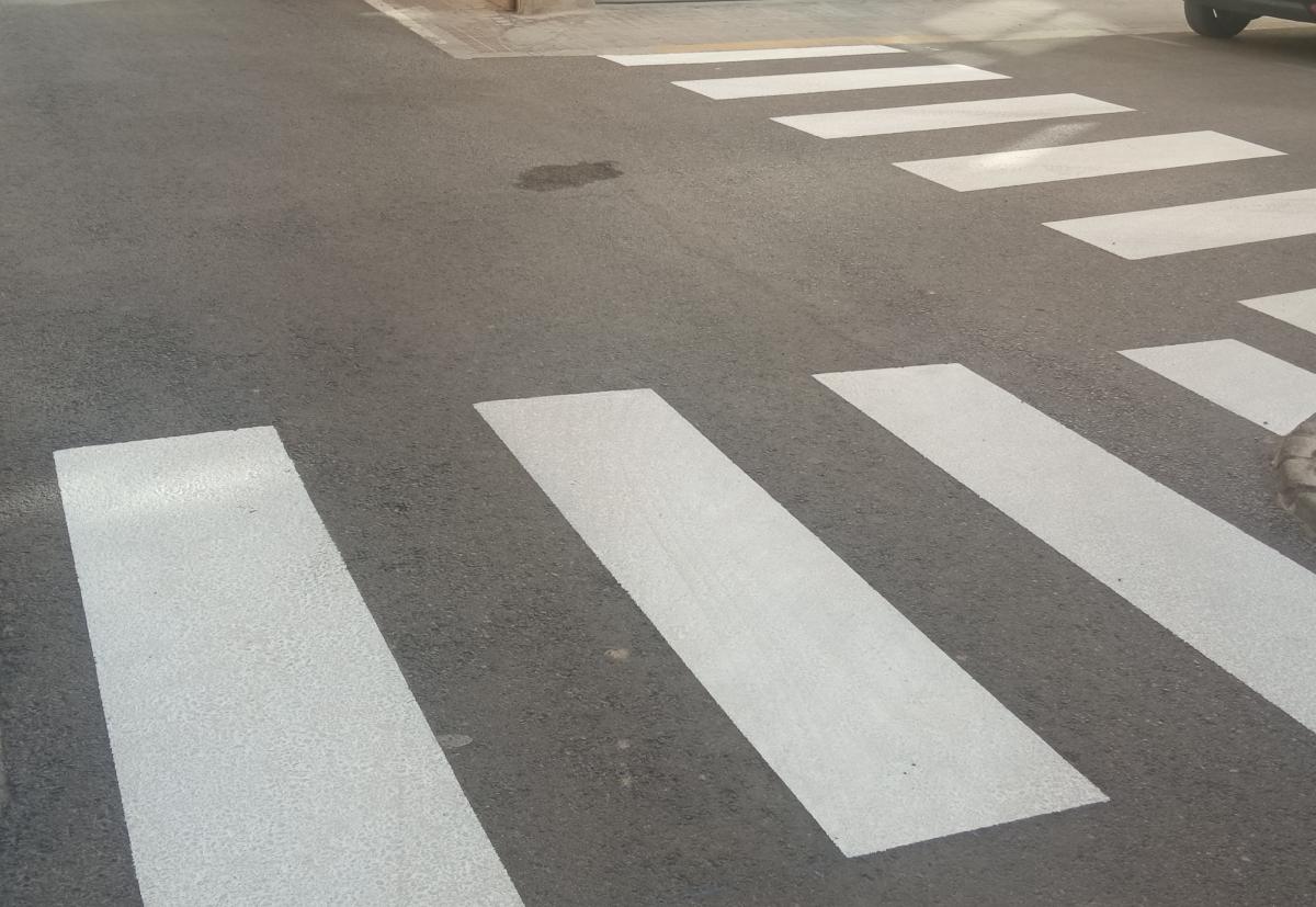 Mantenimiento de Vías Públicas refuerza la seguridad vial con el pintado de la señalización horizontal en Cheste