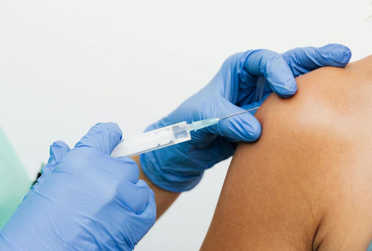 Sanidad incorpora la vacuna frente al meningococo B a los 12 años para reforzar la protección de los adolescentes ante la meningitis y la sepsis