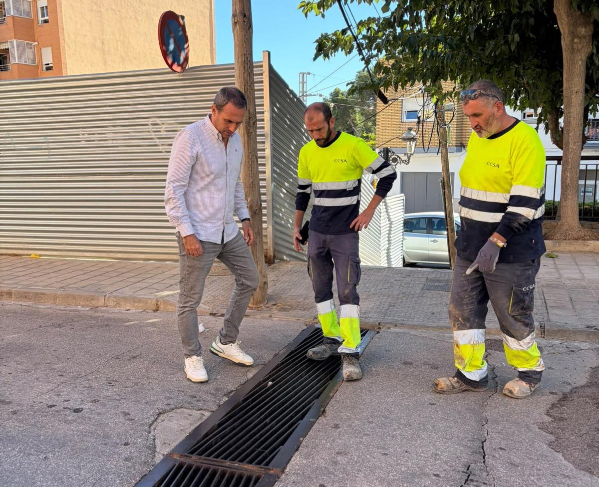 Chiva acomete la limpieza de imbornales y la renovación de colectores para reducir las inundaciones en viviendas