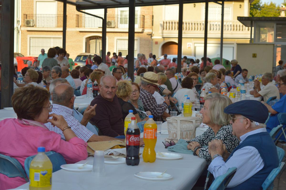 Cheste rinde homenaje a sus personas mayores con una tarde de merienda y música