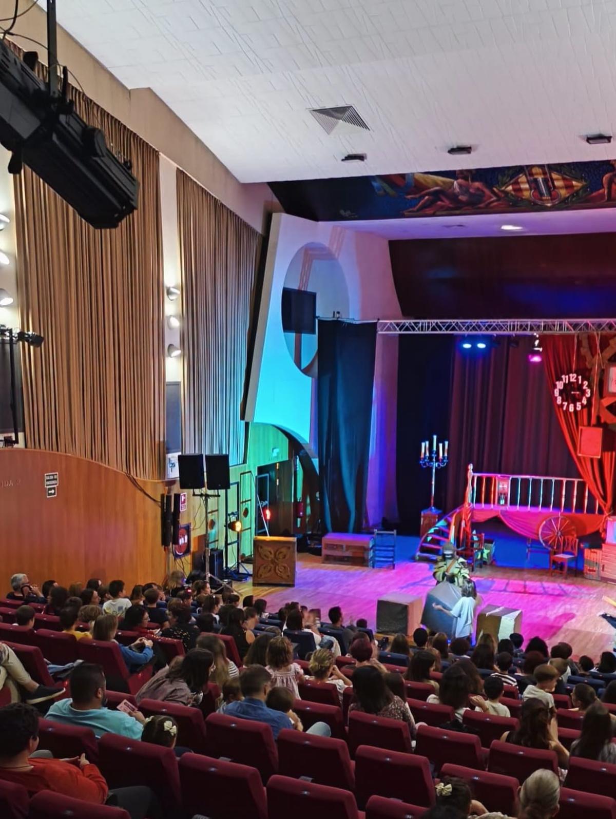 Cerca de 200 personas disfrutaron el sábado de un gran espectáculo de circo en el Palacio de la Música de Buñol