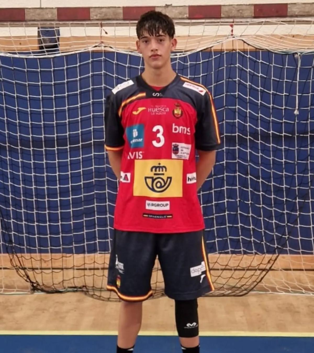 El joven jugador buñolense de Balonmano, Evan Esteve Pérez, convocado con la Selección Española para el 4 Naciones de Portugal
