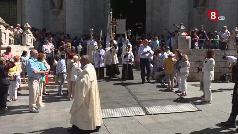 Decenas de niños participan en la procesión del Corpus Christi de Valladolid con récord de altares