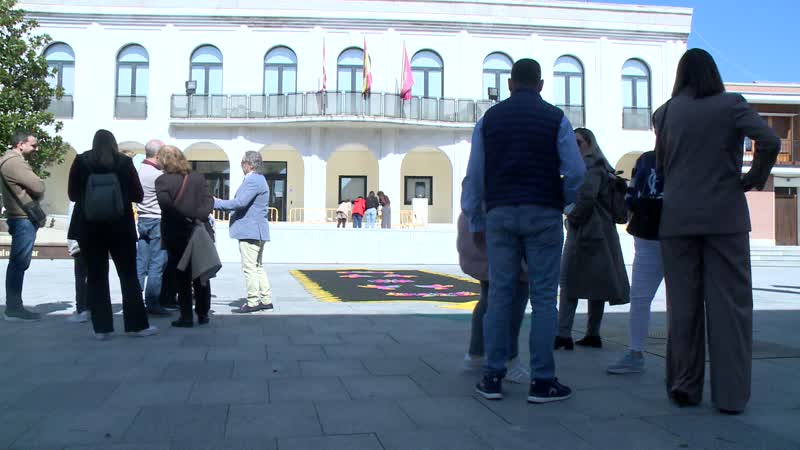 Íscar homenajea al santo de los carpinteros alfombrando sus calles con serrín de colores