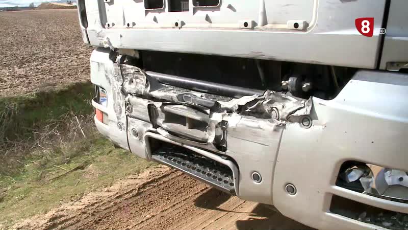 Chocan un tren y un camión en un paso a nivel de Matapozuelos