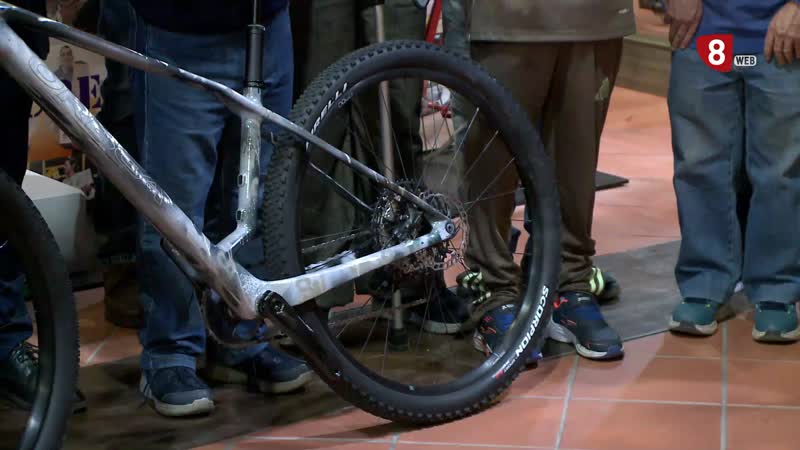 Medina de Rioseco presenta una bicicleta sin pedales pero con causa social