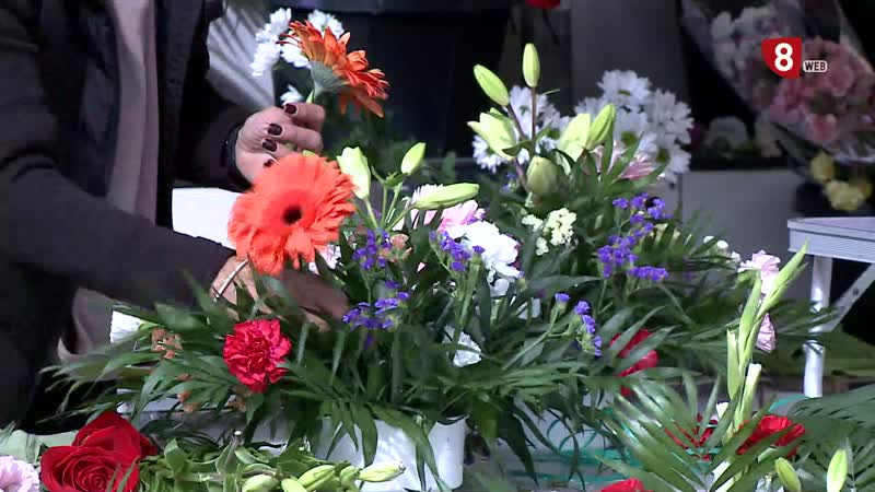Las flores llenan los cementerios en el día de Todos los Santos