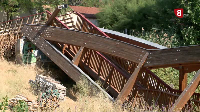 Se derrumba la pasarela peatonal del río Duratón en Peñafiel tras ser precintada para prohibir el paso